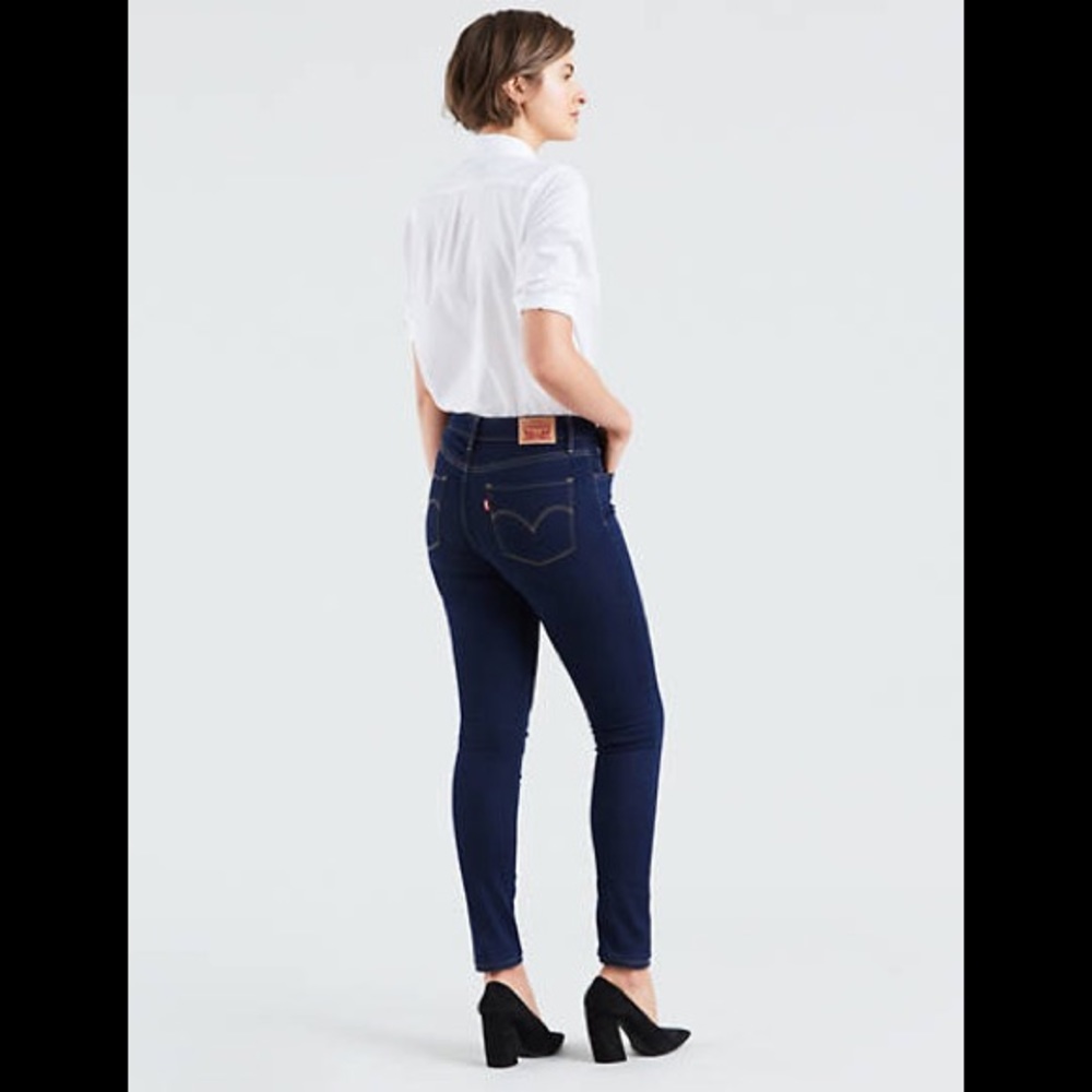 Levi’s high rise skinny dark wash jeans 28